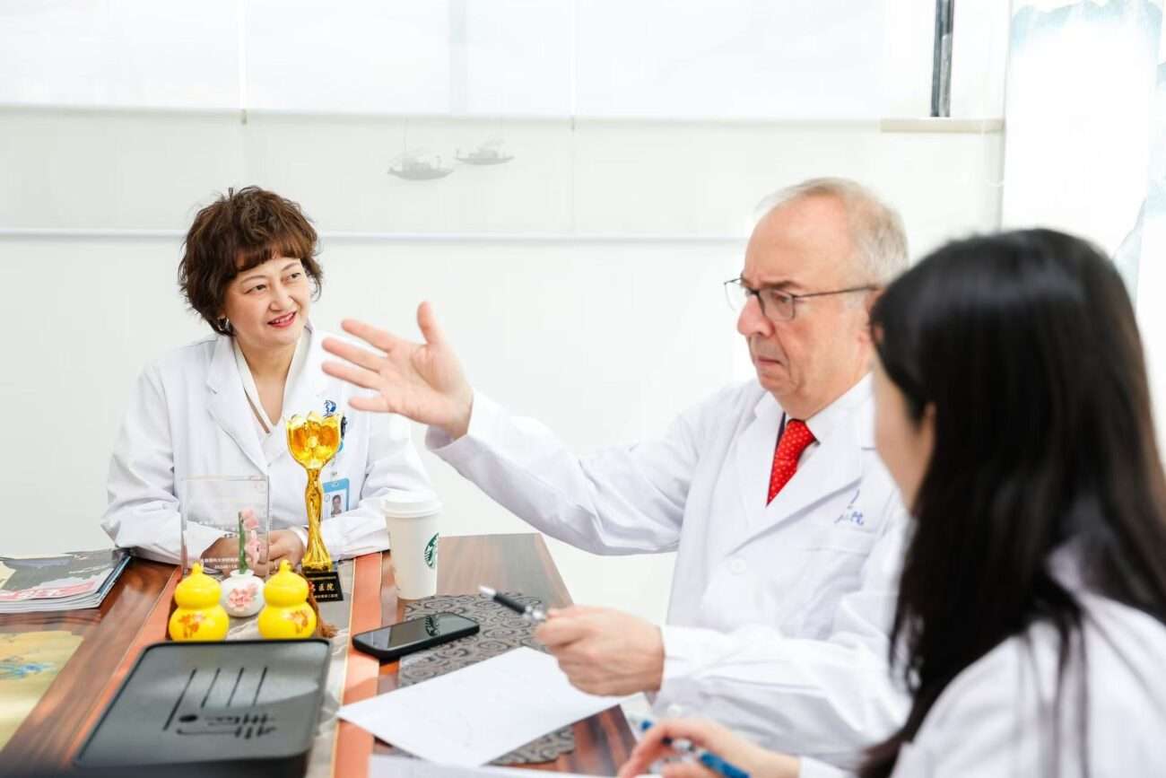 Patientinnenberatung und neuerliche Ehrung in China
