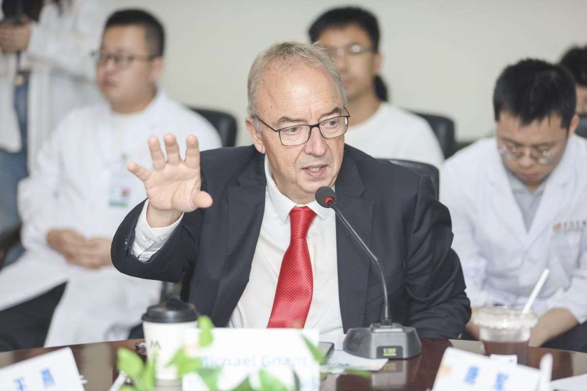 Patientinnenberatung und neuerliche Ehrung in China
