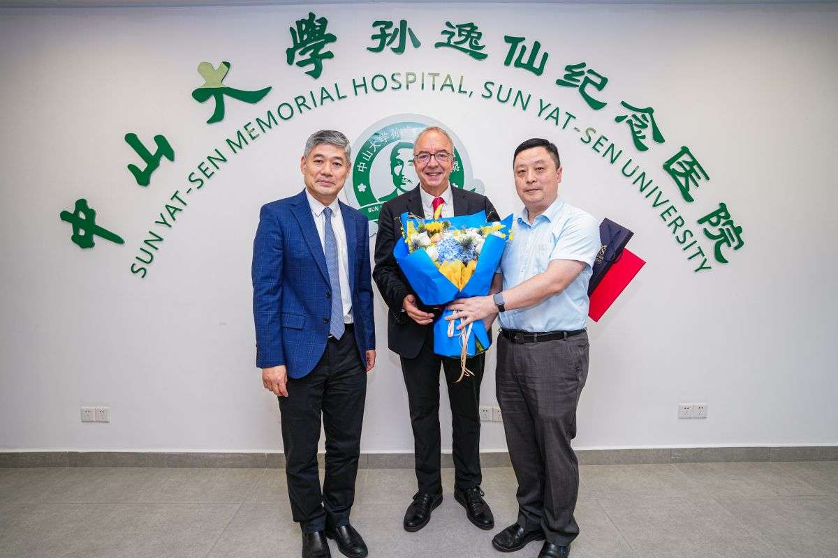 Patientinnenberatung und neuerliche Ehrung in China