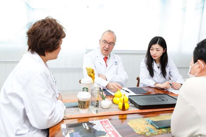 Patientinnenberatung und neuerliche Ehrung in China